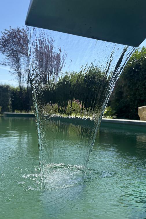 Wasserauslauf mit Blick in Richtung Schwimmbereich